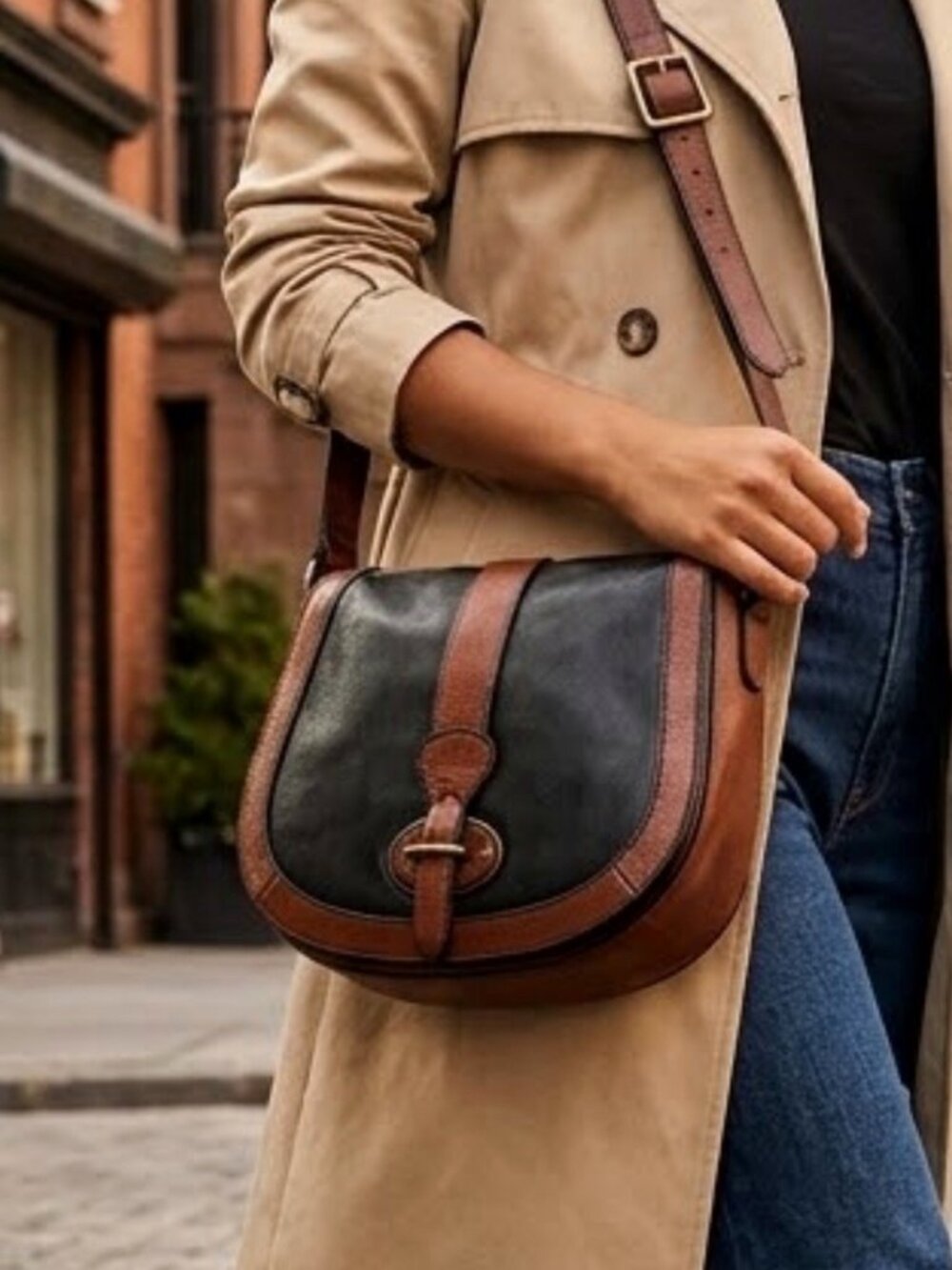 Fossil Vintage Leather Saddle Crossbody Bag Black Brown Two-Tone Keyhole